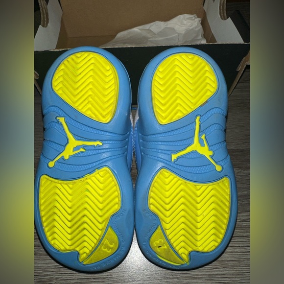 Barely worn Jordan 12s - Picture 3 of 4